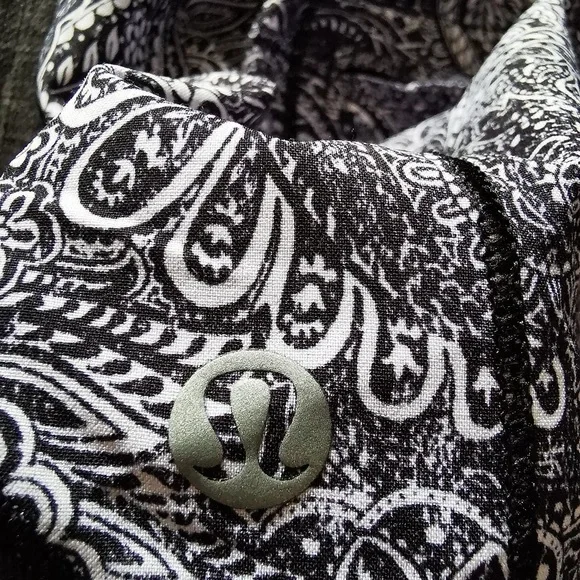 Lululemon Hotty Hot Short (Long)Mini Antique Paisley White Black / Black size 8 - Picture 9 of 10